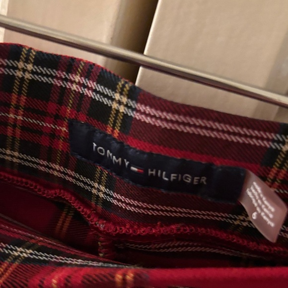 Tommy Hilfiger Red & Black Plaid Pull-On Mid-Rise Pants SZ 6 Holidays Office - Picture 2 of 8
